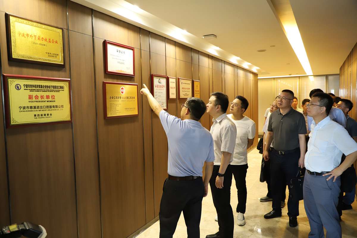 慈溪市委副書(shū)記、市長(cháng)章程來(lái)我公司及外貿服務(wù)中心看望外貿員工并調研(圖2)